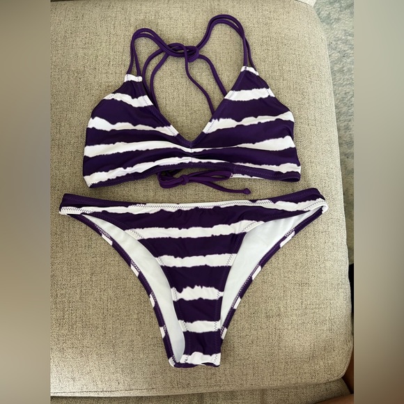 Purple and white bikini - Picture 1 of 6